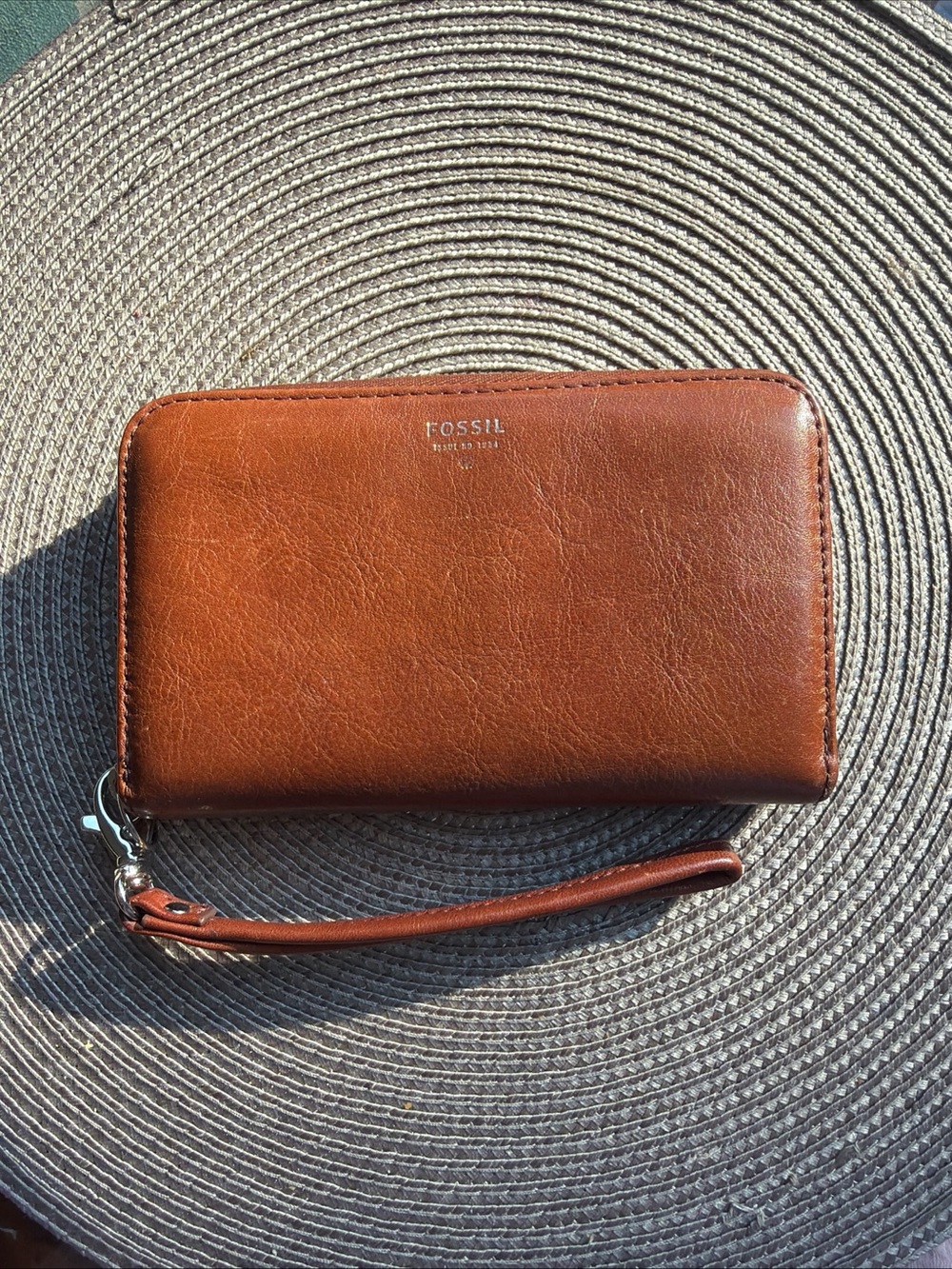 Fossil Warm Brown Leather Zip Wristlet Wallet - Picture 2 of 7